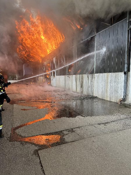 Vollbrand einer Lagerhalle (Bild 1)